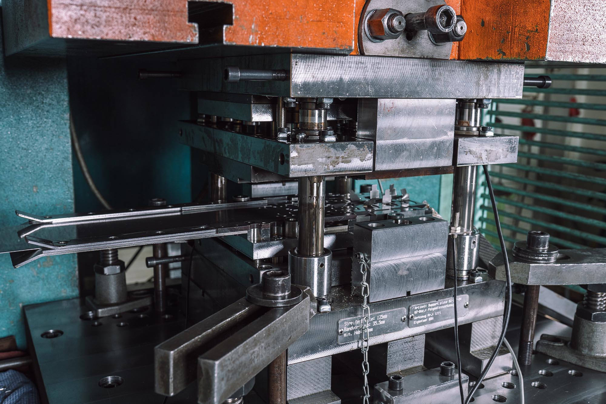 02-stanz-umformtechnik_0001_IMS 180T Folgeverbund