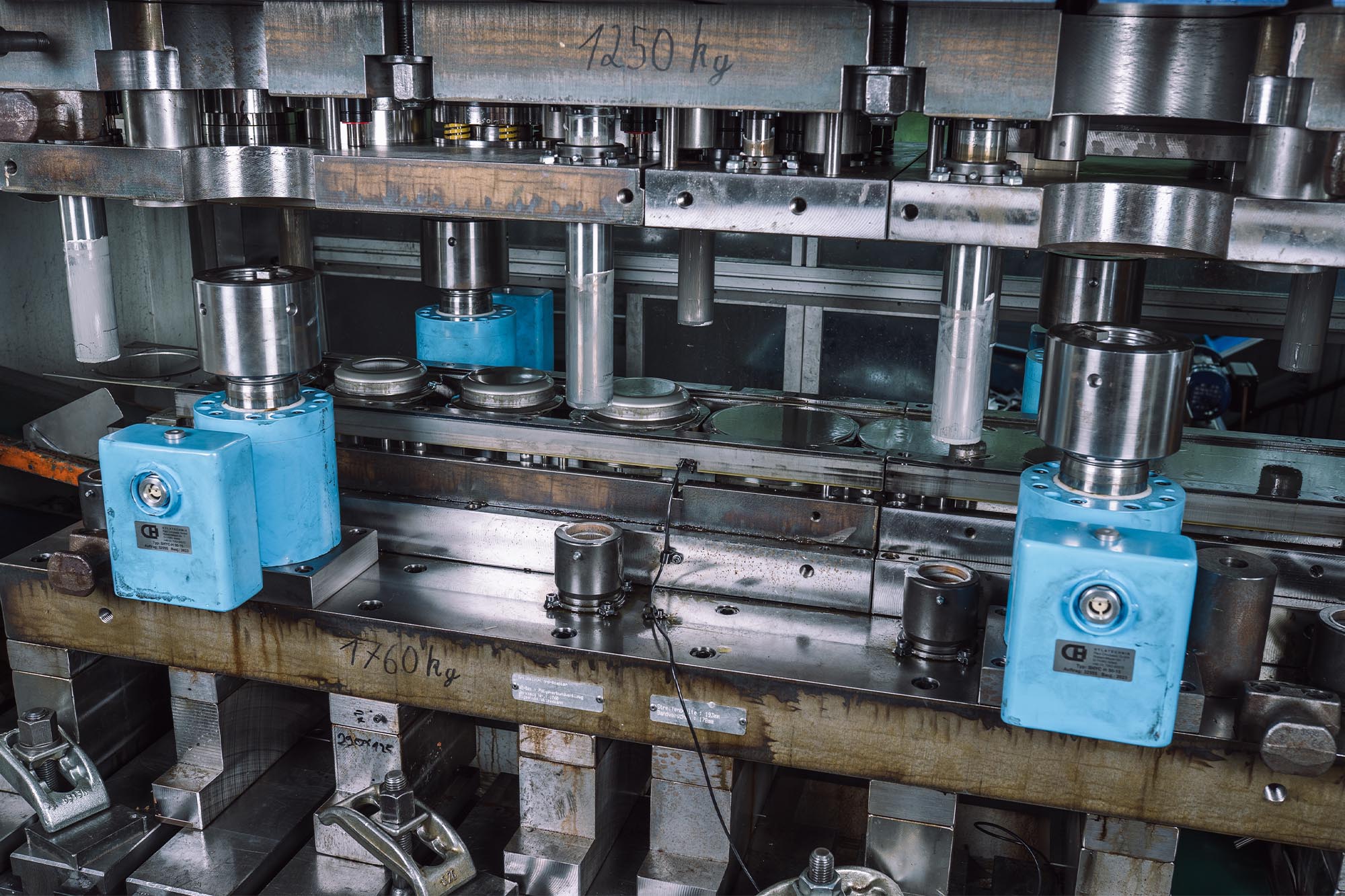 02-stanz-umformtechnik_0003_Gigant 200T Bandanlage Umformen